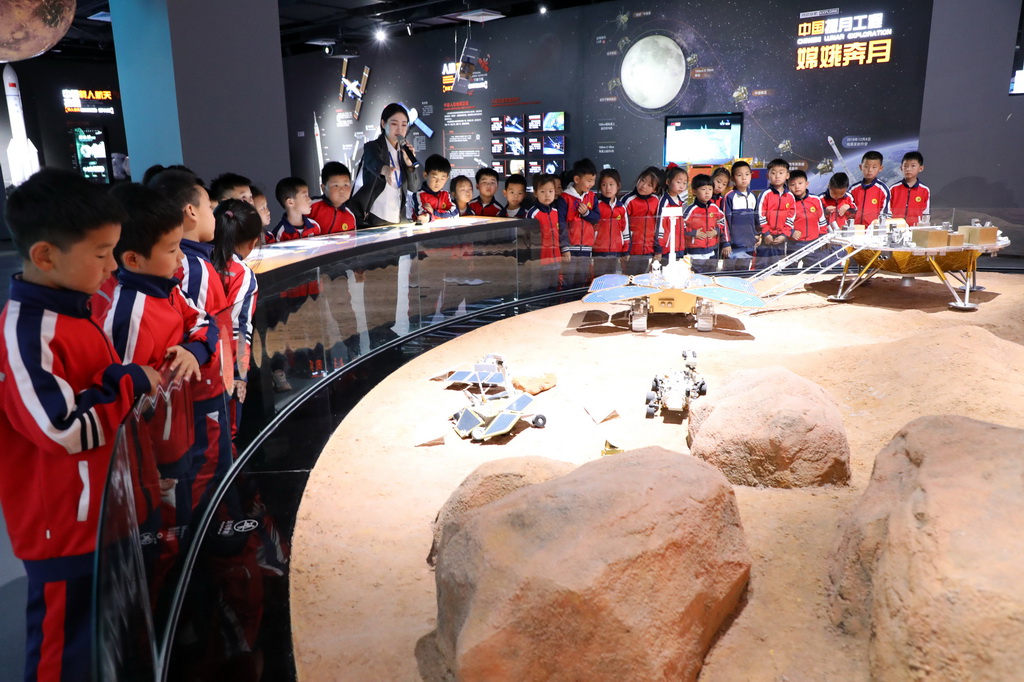 4月24日，在山东省滨州市博兴县科技馆，讲解员在为博兴县店子镇中心幼儿园的小朋友讲解航天知识。新华社发（陈彬 摄）
