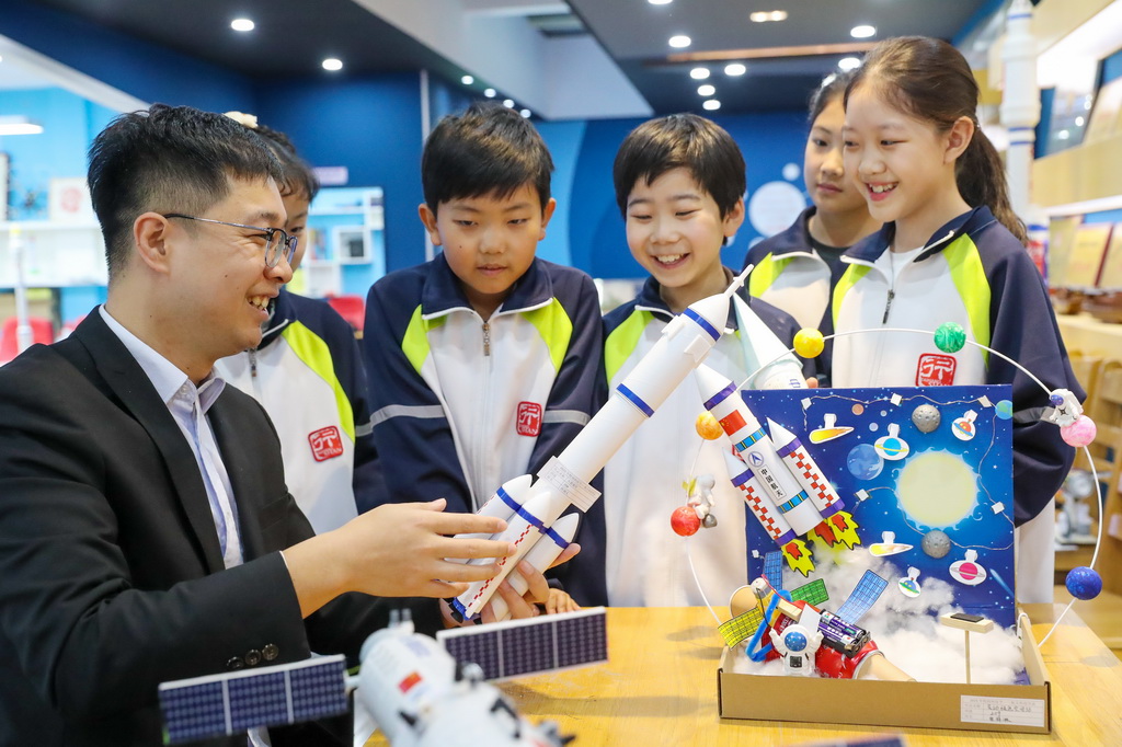 4月24日，在山东省青岛市西海岸新区太行山路小学，老师给同学们讲解航天知识。新华社发（张进刚 摄）