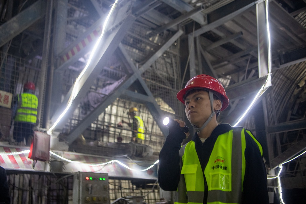 4月24日，工作人员在渝湘复线高速公路彭水隧道进行隧道贯通后的收尾工作。