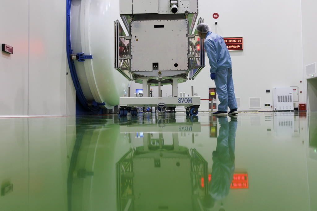 4月23日在位于上海的中国科学院微小卫星创新研究院拍摄的中法天文卫星模拟星。