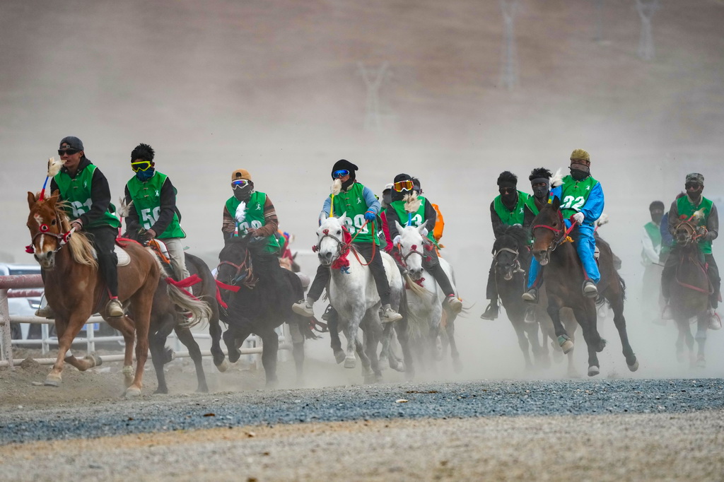 4月26日，骑手在进行赛马比赛。新华社记者 晋美多吉 摄
