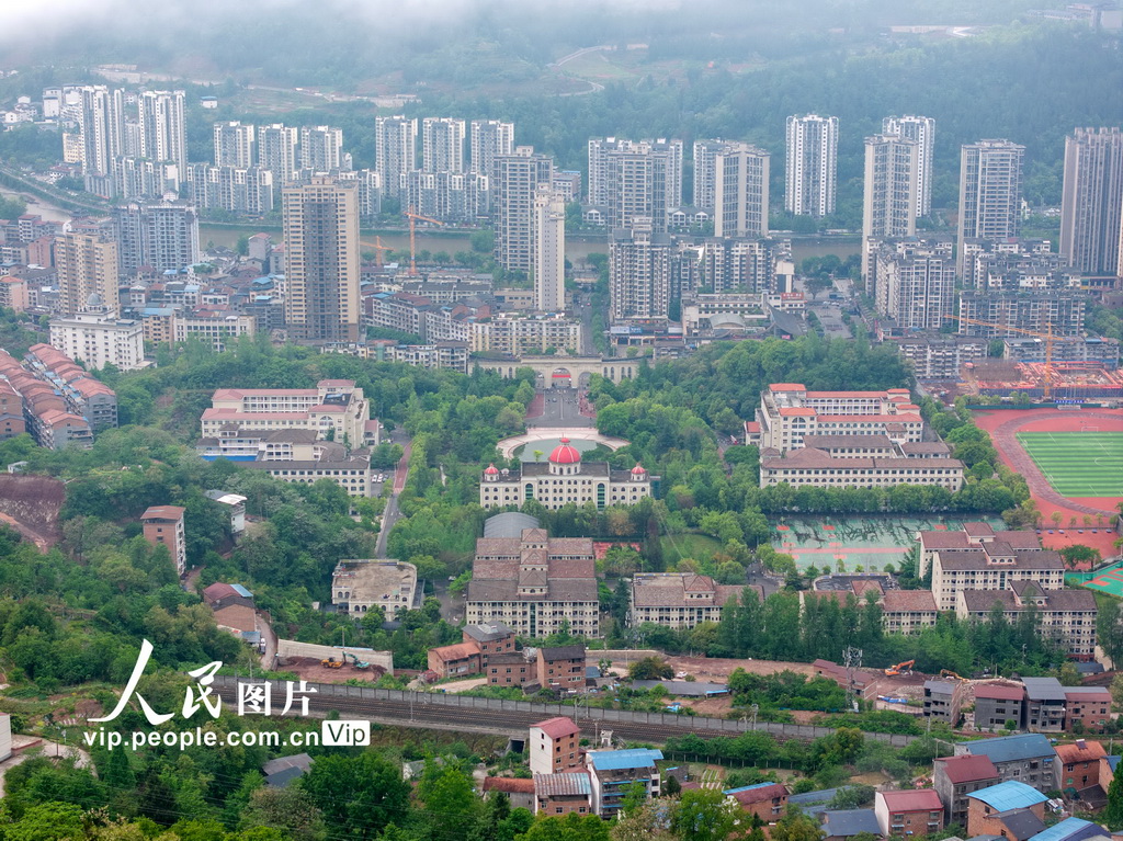 4月27日，重慶市石柱土家族自治縣，晨霧中的石柱中學。