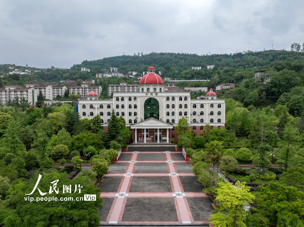 4月27日，重庆市石柱土家族自治县，晨雾中的石柱中学校园。