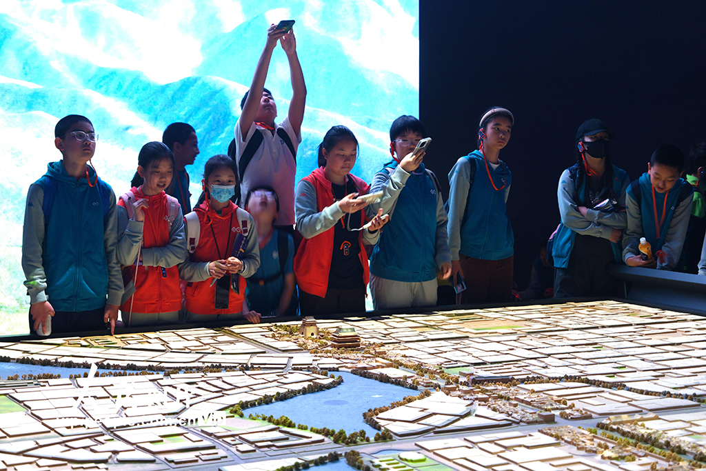 观众参观北京“辉煌中轴”展览 体验中轴线之美【2】