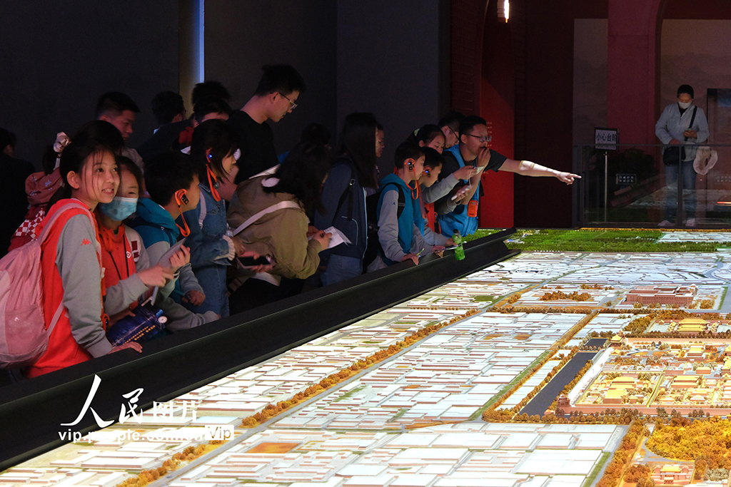 观众参观北京“辉煌中轴”展览 体验中轴线之美【4】