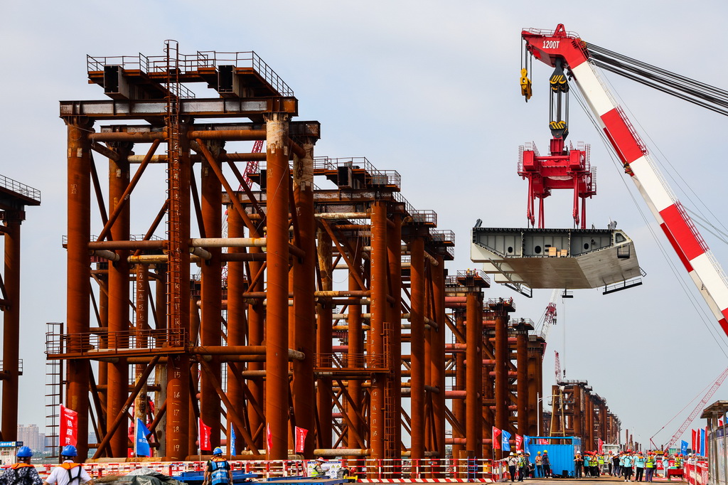 4月29日，1200噸大型浮吊將重達606噸的首節鋼箱梁吊裝架設到萬龍大橋鋼梁支架上。