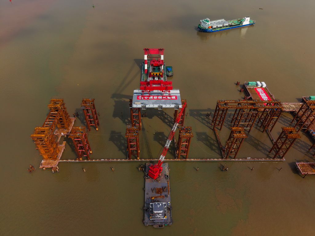 4月29日,万龙大桥首节钢箱梁吊装架设现场(无人机照片)。