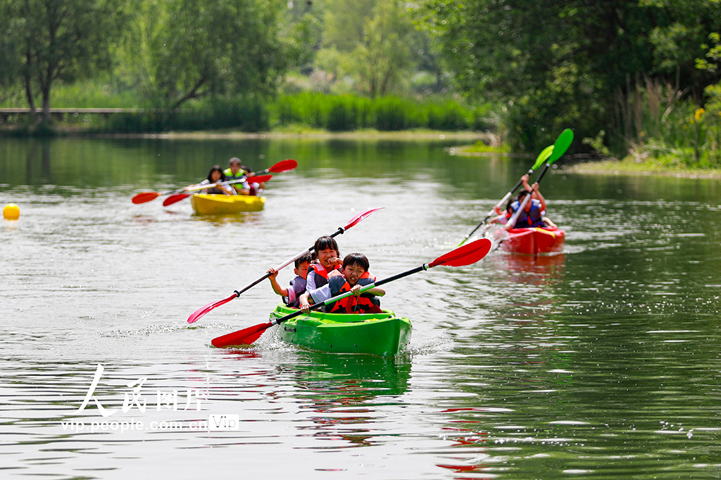 湖北襄阳：少年习练皮划艇技能【2】