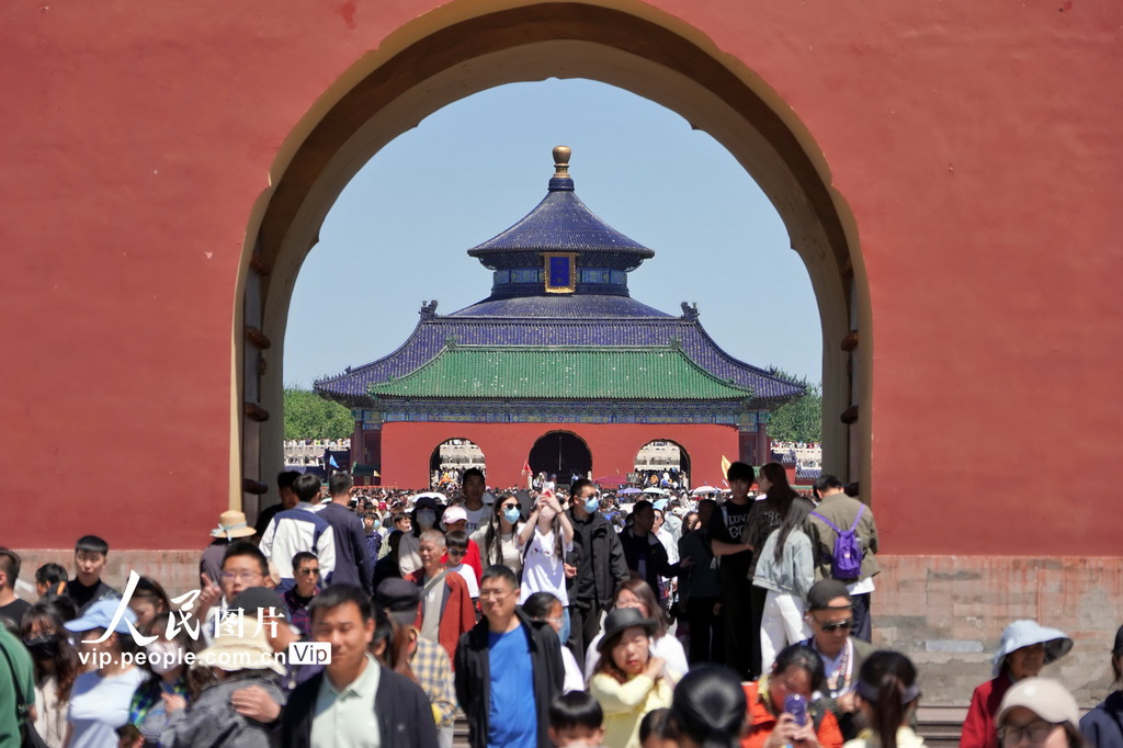 5月3日，大批游客在北京天壇公園游覽。