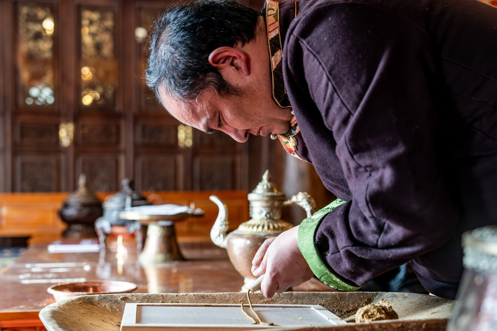 在雲南省迪慶州香格裡拉市,鬆林藏香非遺傳承館的藏族漢子向巴江參在制作藏香(2025年3月6日攝)。