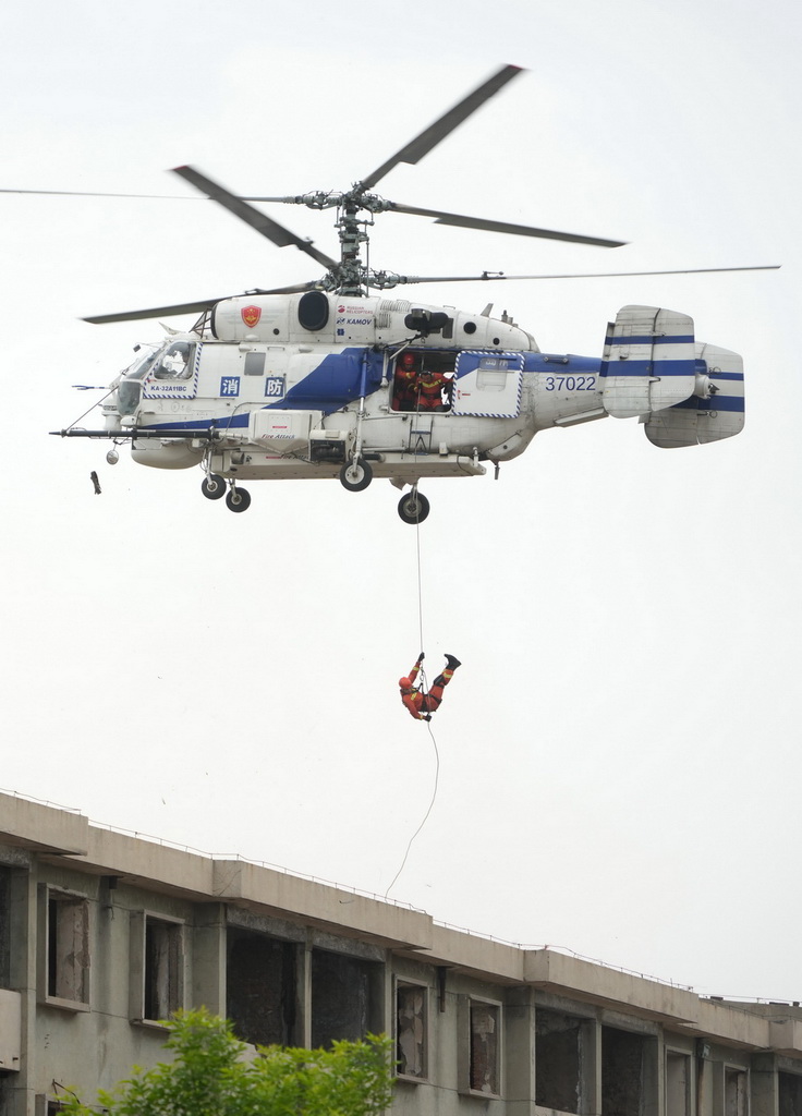 5月8日，地震救援队员在进行直升机救援演练。