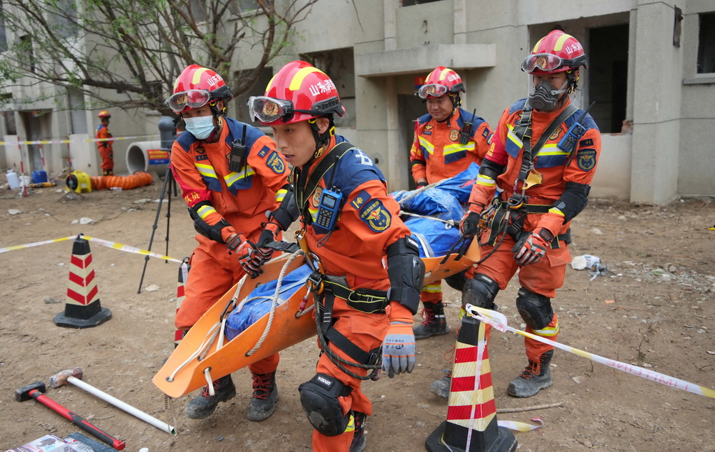 5月8日,地震救援队员在进行伤员转运演练。