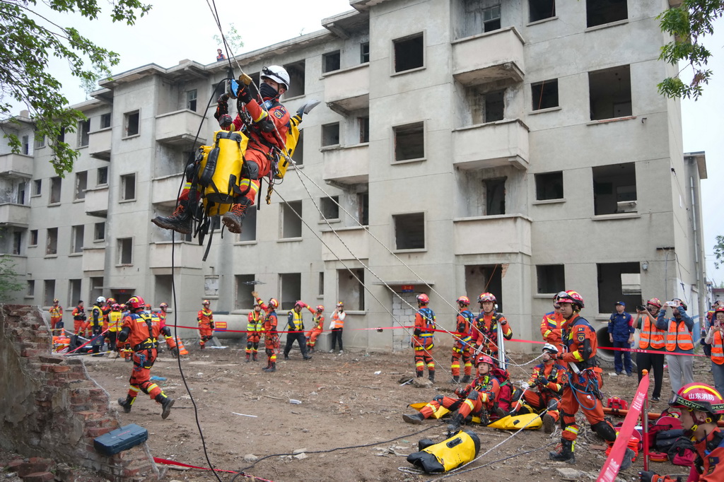5月7日，地震救援队员在利用绳索系统进行演练。