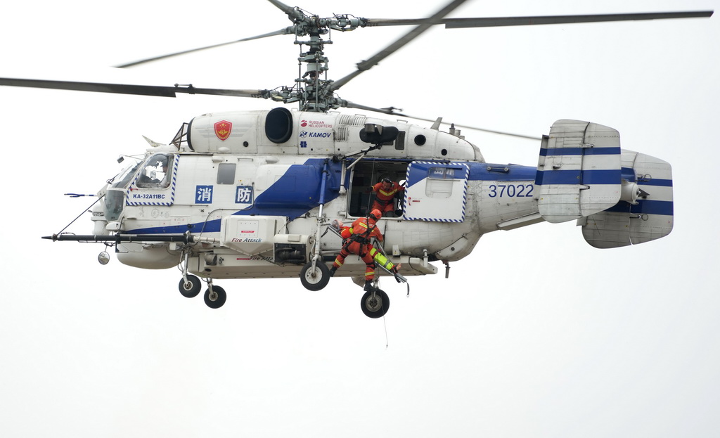 5月8日,地震救援隊員在進行直升機救援演練。