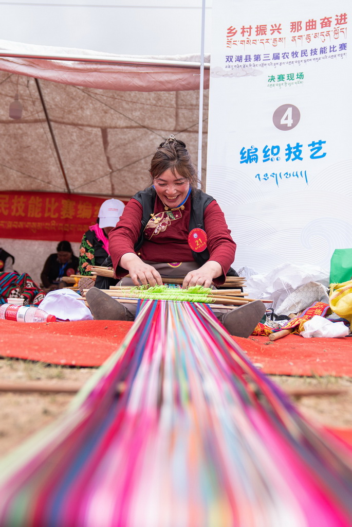 2024年6月20日，那曲市双湖县农牧民边曲参加手工编织技艺比赛。新华社记者 丁增尼达 摄