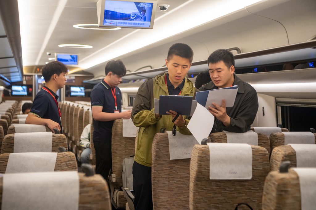 5月9日，铁路工作人员在55901次检测车内等待发车。