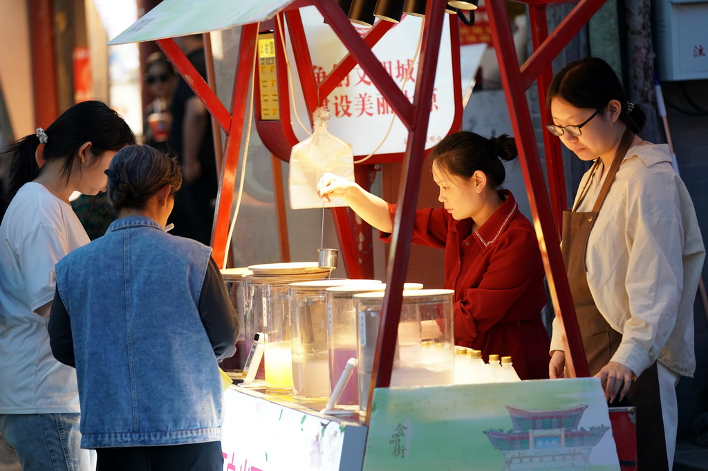 5月14日，游客在太原市食品街購買食品。