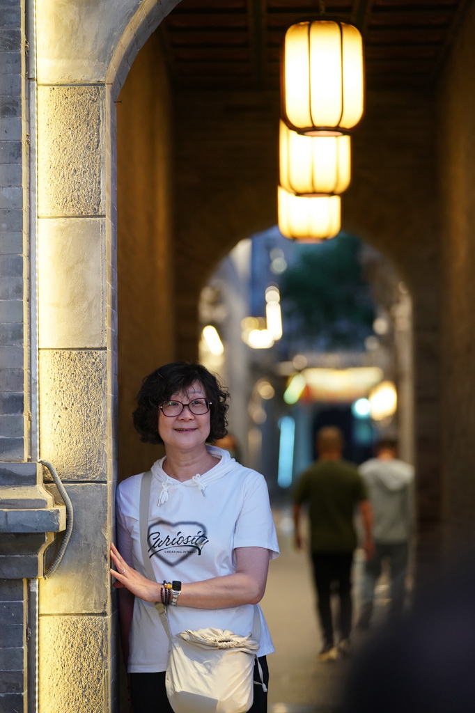 5月14日，游客在太原市钟楼街拍照留影。