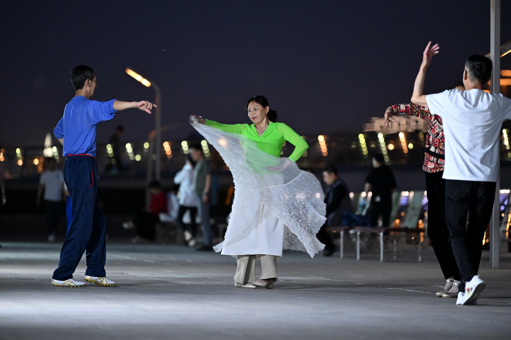 5月13日，人們在太原市汾河景區跳舞。
