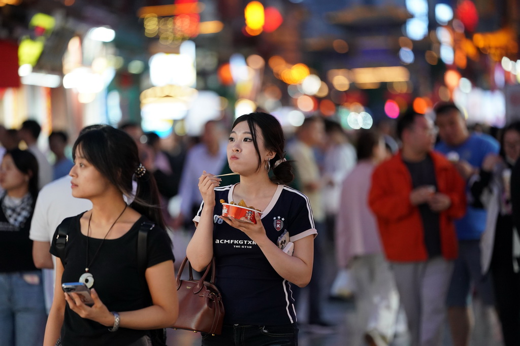 5月14日，游客在太原市食品街游览。