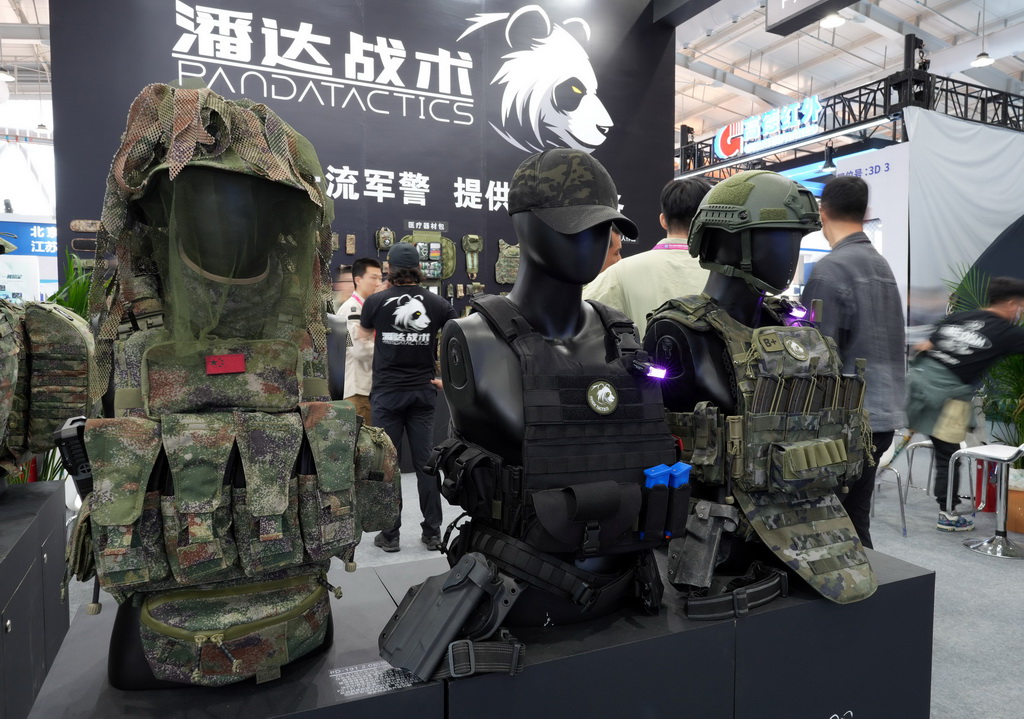 5月14日在第十二屆中國國際警用裝備博覽會上拍攝的戰術背心。新華社記者 才揚 攝