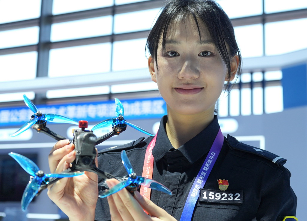 5月14日,在第十二屆中國國際警用裝備博覽會上,工作人員展示可以用於破窗救援的無人機。新華社記者 才揚 攝