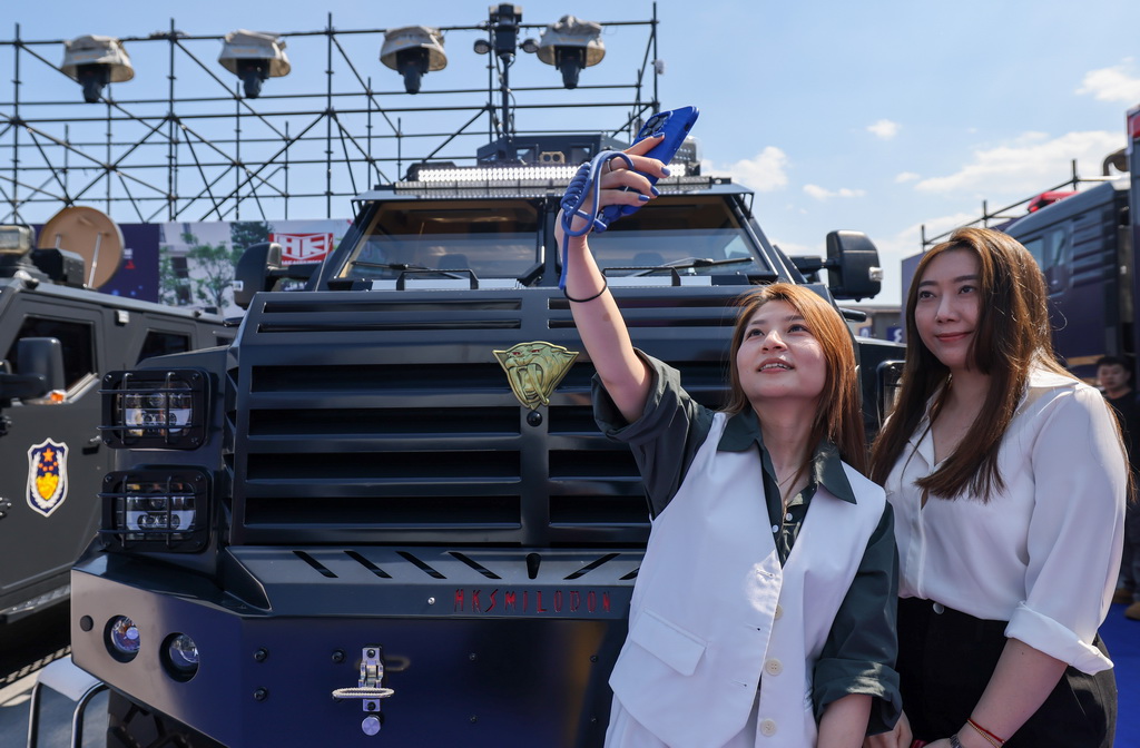 5月14日,在第十二屆中國國際警用裝備博覽會上,觀眾在警用車前自拍留影。新華社記者 殷剛 攝