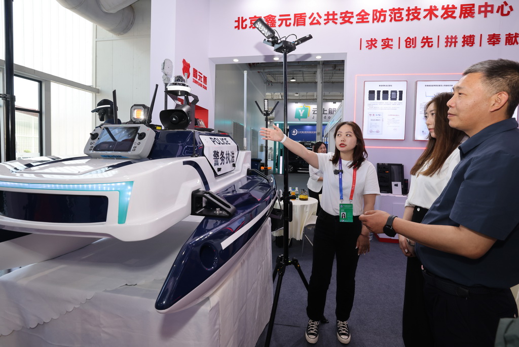 5月14日,在第十二屆中國國際警用裝備博覽會上,工作人員在展示警用無人船。新華社記者 殷剛 攝