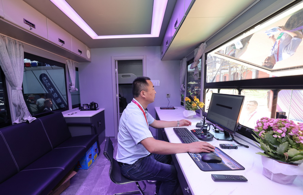 5月14日,在第十二屆中國國際警用裝備博覽會上,工作人員在格倫特移動警務室內進行演示。新華社記者 殷剛 攝