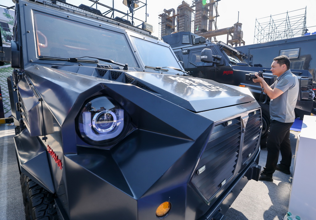 5月14日,在第十二屆中國國際警用裝備博覽會上,觀眾在參觀拍攝警用車。新華社記者 殷剛 攝