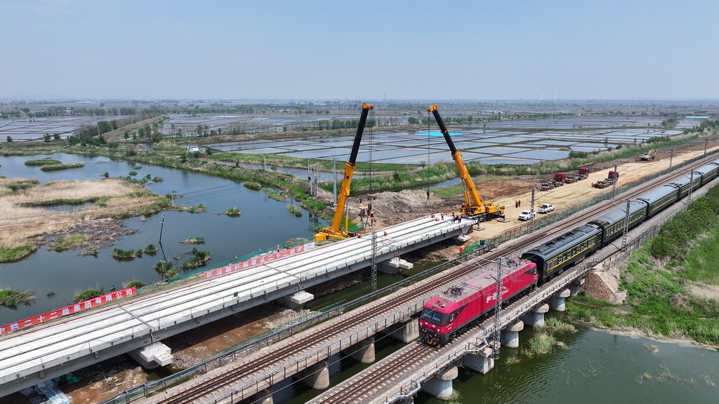 这是5月19日拍摄的沈山铁路鸭子河中桥新建大桥架梁工程施工现场（无人机照片）。