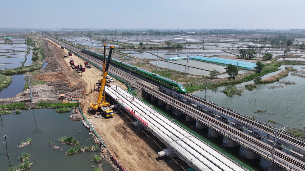 这是5月19日拍摄的沈山铁路鸭子河中桥新建大桥架梁工程施工现场(无人机照片)。