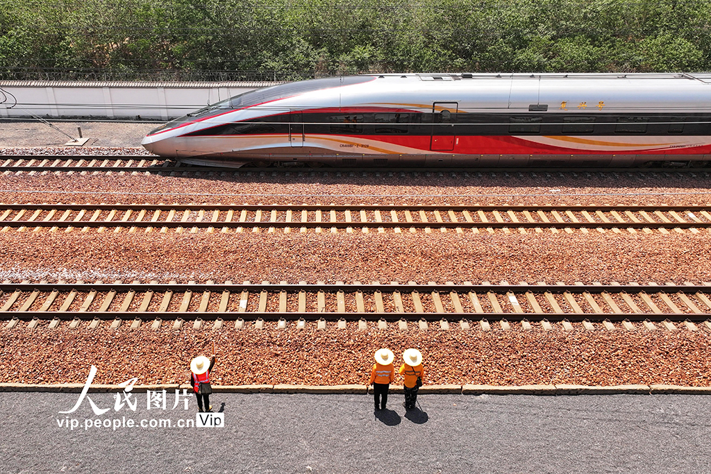 河南郑州：高温巡线保畅通【3】