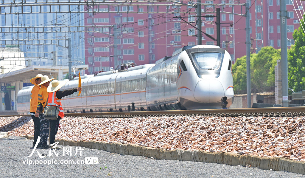 河南郑州：高温巡线保畅通【2】