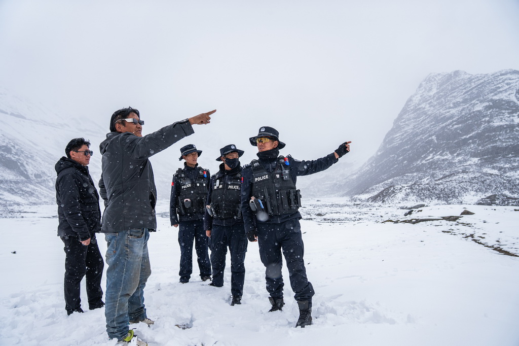 在那曲市索縣西昌鄉，當地民警向牧民普及虫草採挖的安全區域（5月18日攝）。
