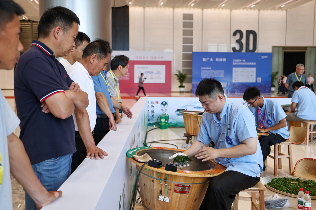 5月21日，觀眾在2025年浙江省龍井茶炒制技能大賽現場參觀。