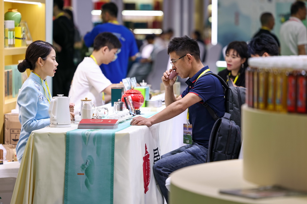 5月21日，觀眾在第七屆中國國際茶葉博覽會湖北組團展區品茶。