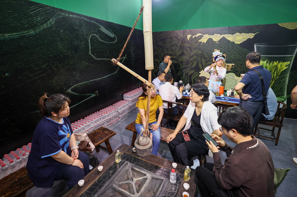 5月21日，觀眾在第七屆中國國際茶葉博覽會北川苔子茶展區品茶。