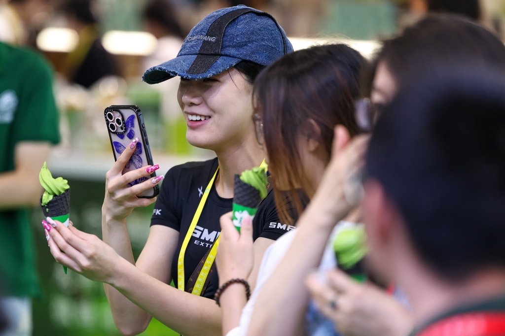 5月21日，觀眾在第七屆中國國際茶葉博覽會現場品嘗抹茶冰激凌。