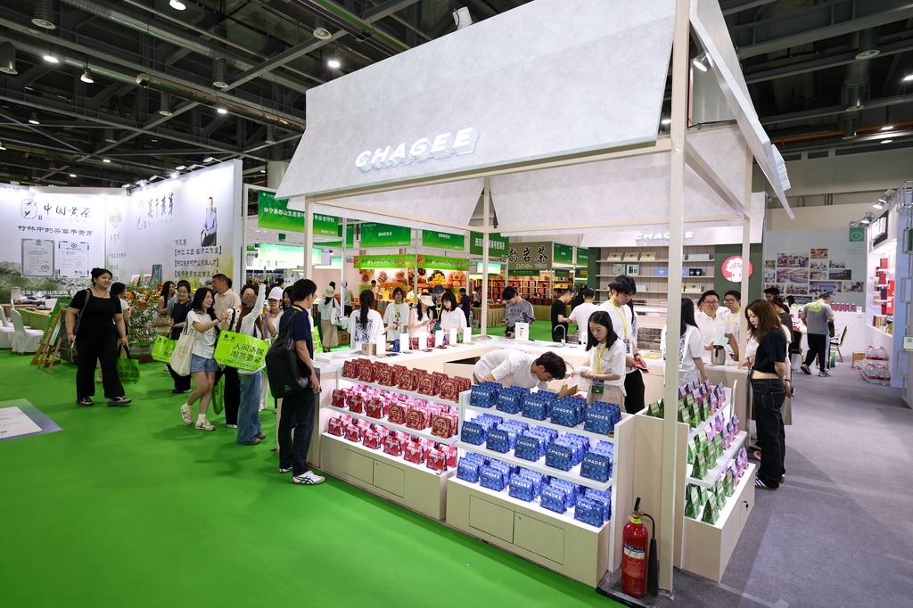 5月21日,觀眾在第七屆中國國際茶葉博覽會現場參觀一家茶飲企業展區。