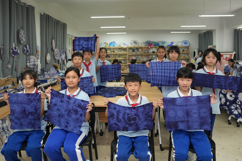 5月21日，学生们在吉首市芙蓉学校展示扎染作品。