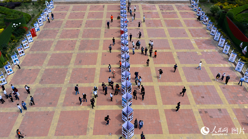 與會者在參觀展覽。