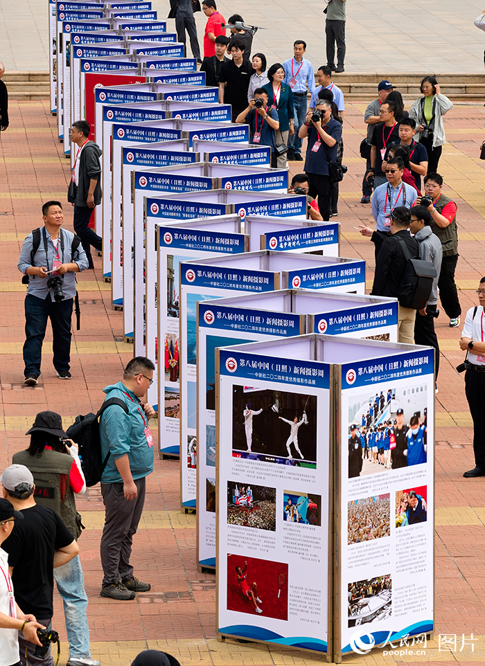 与会者在参观展览。