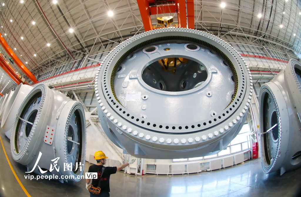 5月24日，在三一重能（日照）風電智能制造基地，工人在吊運風電輪轂。