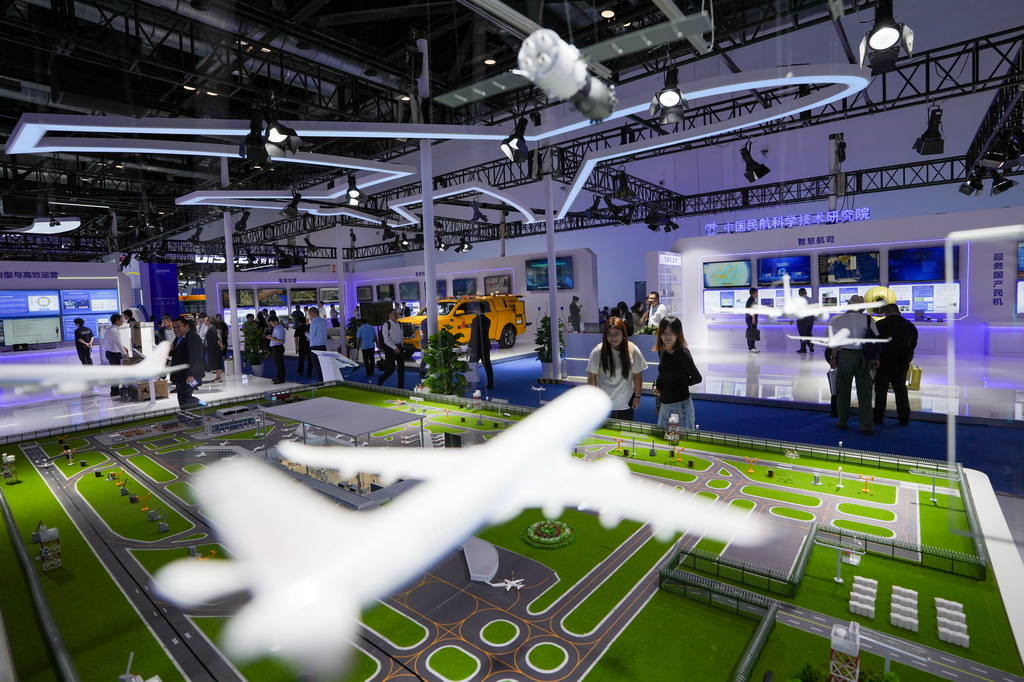 5月26日,在第三届民航科教创新成果展上,参观者在中国民航科学技术研究院的展区参观。