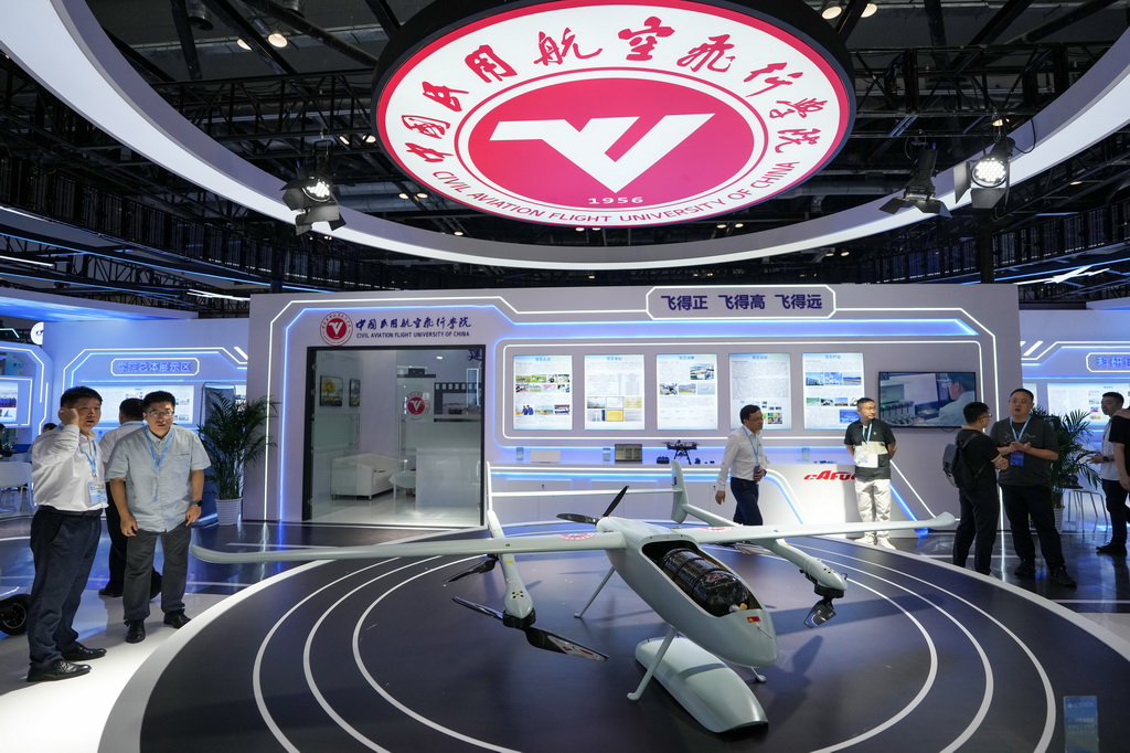 5月26日,在中国民用航空飞行学院展区,参观者观看展出的氢燃料全工况增程式复合翼无人机平台。