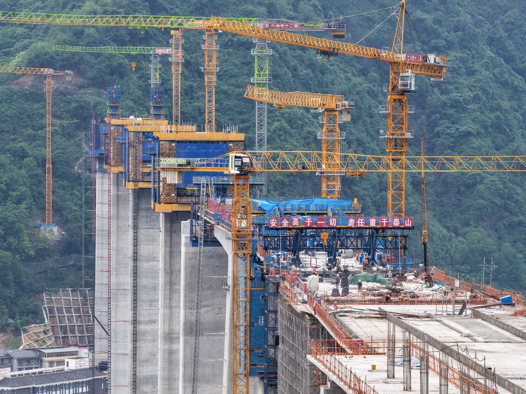 这是5月26日拍摄的西渝高铁任河特大桥建设现场(无人机照片)。