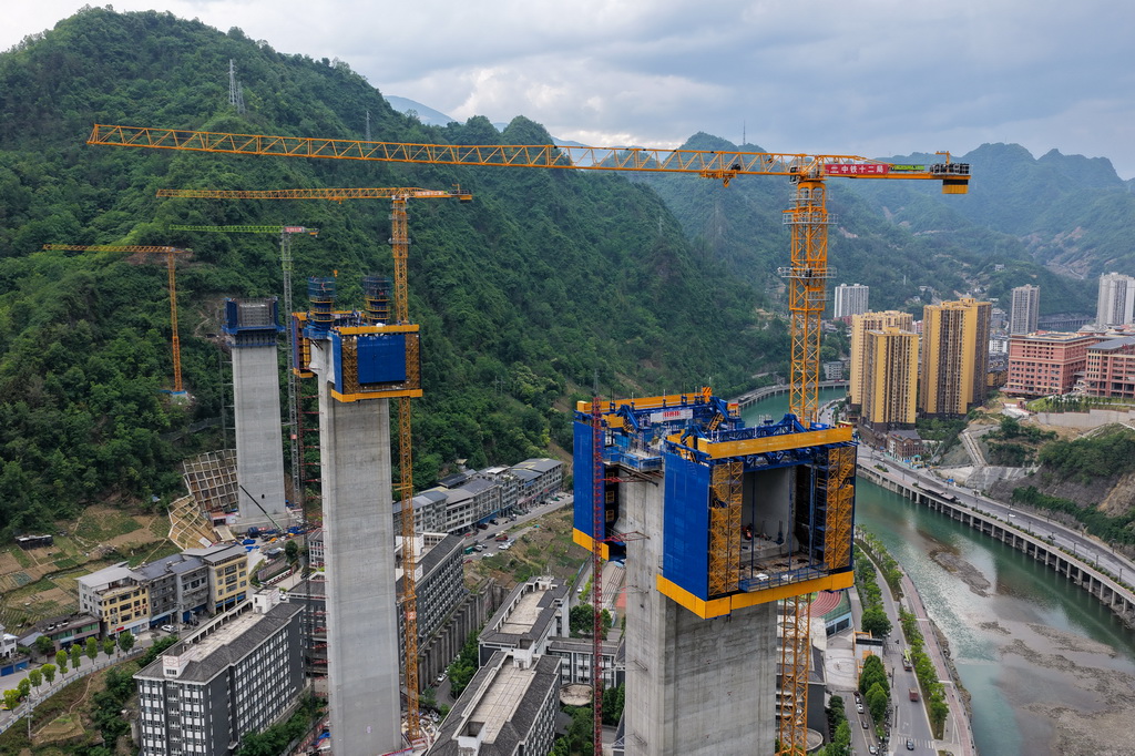 这是5月26日拍摄的西渝高铁任河特大桥建设现场(无人机照片)。