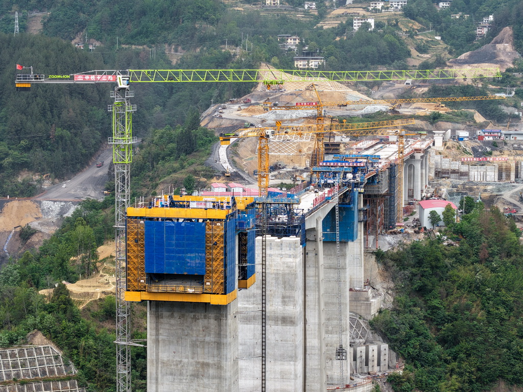 这是5月26日拍摄的西渝高铁任河特大桥建设现场(无人机照片)。