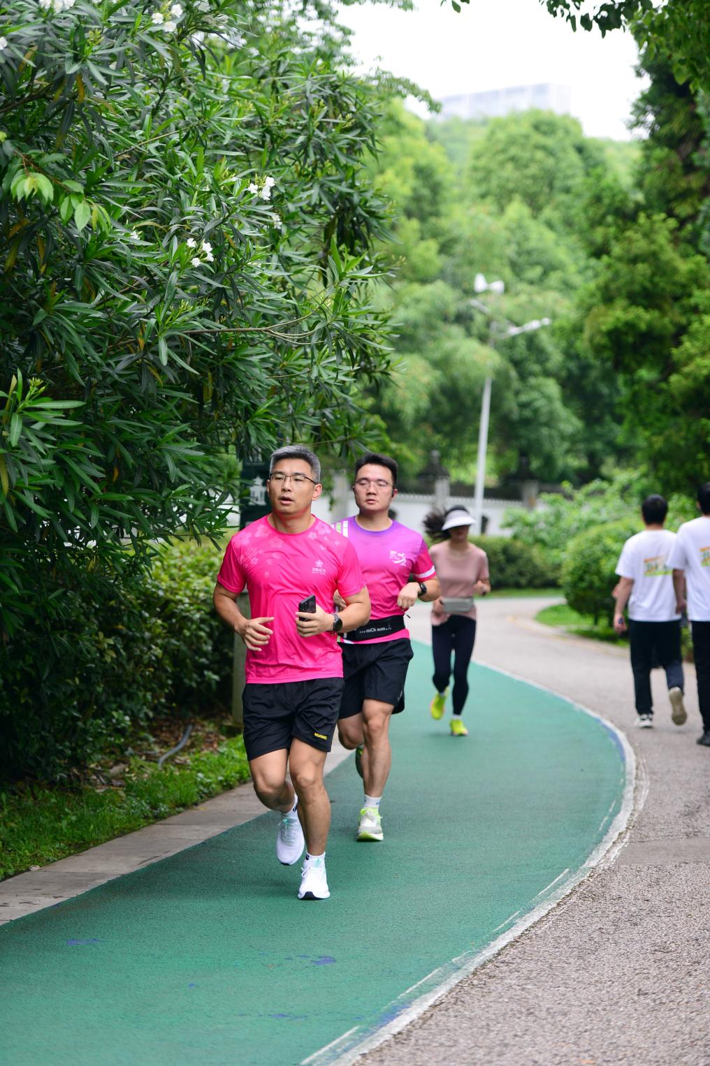 市民在贵阳观山湖公园跑步锻炼。陈斌摄